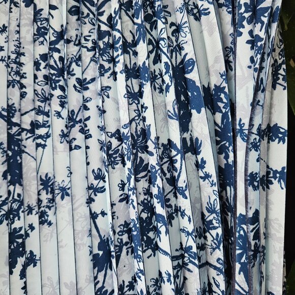 Pleated light blue skirt with dark blue leaf pattern - Picture 2 of 4